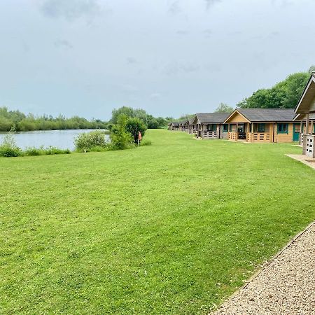 Lake Pochard, Oak Lodge South Cerney Bagian luar foto